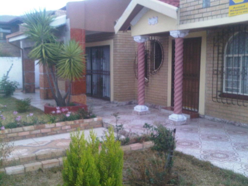 Guest House Macauly Johannesburg Exterior photo